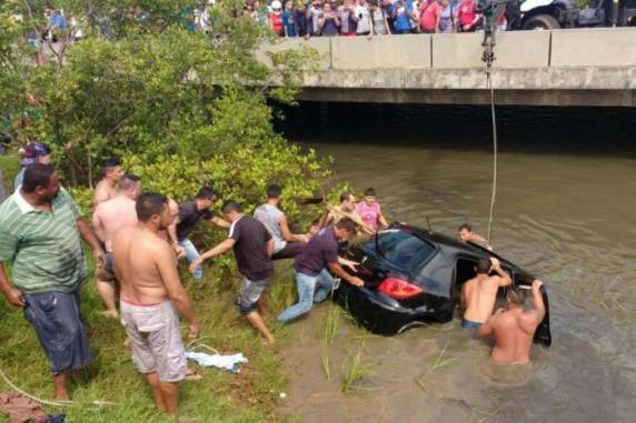 Acidente ocorreu no começo da tarde desta sexta-feira