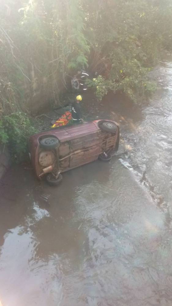 Carro cai de ponte no leito de um rio em Ijuí - foto 2