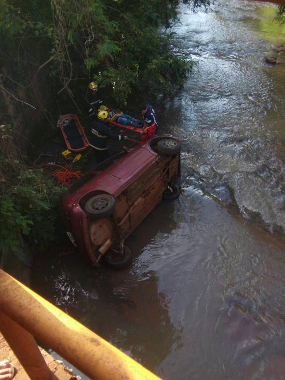 Carro cai de ponte no leito de um rio em Ijuí - foto 4