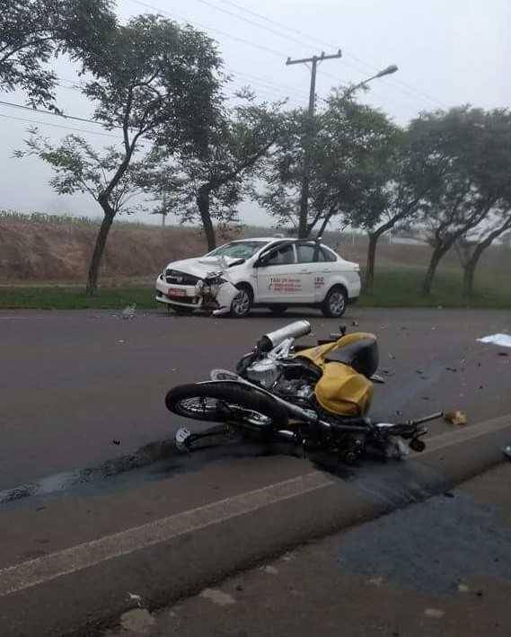 Vítima, identificada como Valdeci Antônio Xavier, 25 anos, morreu no local após colisão com táxi