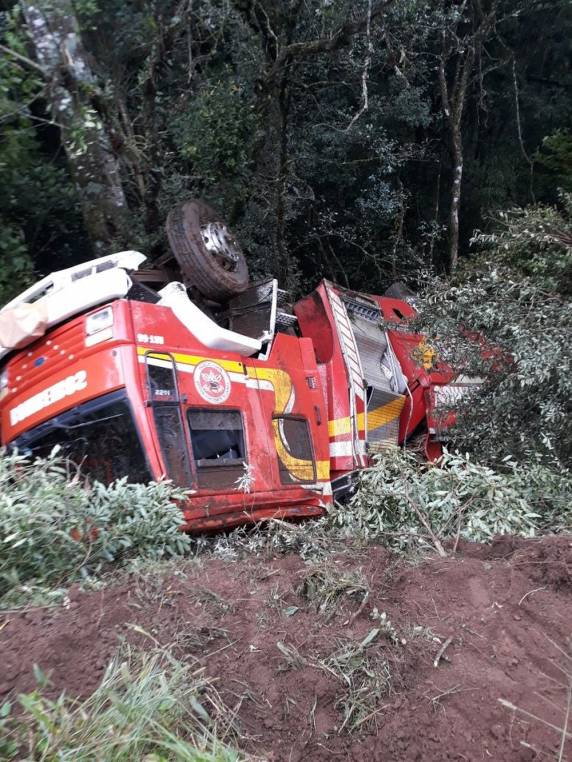 Segundo os bombeiros, motorista perdeu o controle do veículo e foi para 

o acostamento. Não houve feridos