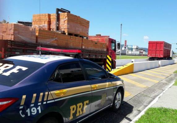 Fiscalização conjunta PRF e ANTT flagra caminhões com excesso de peso na BR 101 em Itapema - foto 3