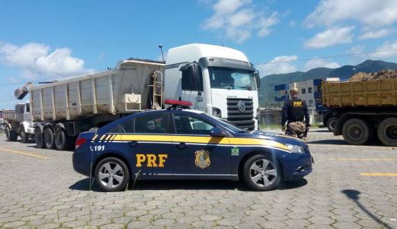 Fiscalização conjunta PRF e ANTT flagra caminhões com excesso de peso na BR 101 em Itapema - foto 2
