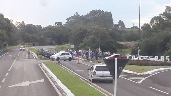 Colisão entre dois veículos deixa quatro pessoas feridas no trevo de Três Passos - foto 2