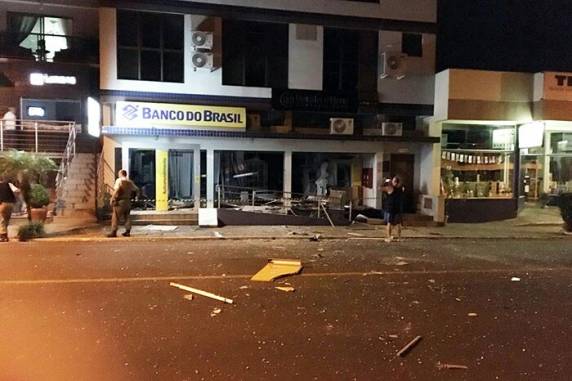 Assaltantes rendem moradores e explodem agência bancária em Santa Clara do Sul - foto 3
