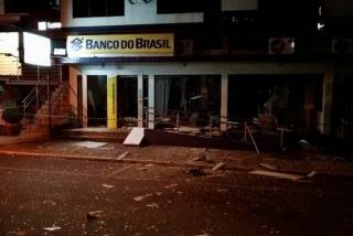 Assaltantes rendem moradores e explodem agência bancária em Santa Clara do Sul - foto 2