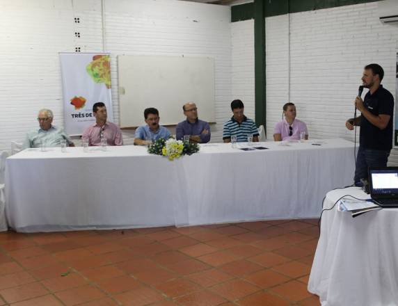 Imprensa, autoridades, comissões do evento e lideranças da comunidade participaram do lançamento, 

realizado no pavilhão da Aproleite, no Parque de Exposições Germano Dockhorn