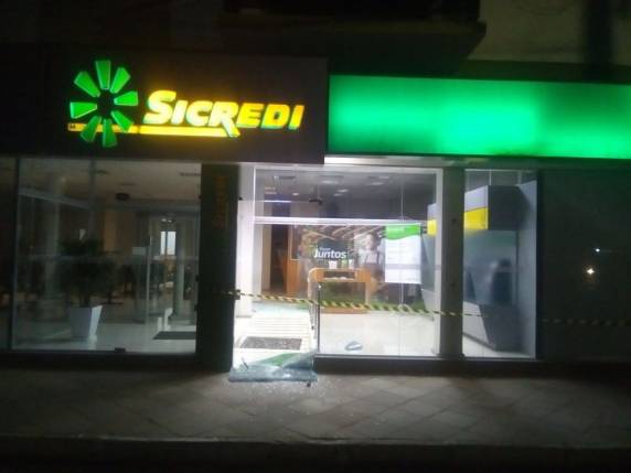 Criminosos 

chegaram à cidade por volta das 3h desta quarta-feira (7) e arrombaram lojas, um clube e agências bancárias. Miguelitos foram espalhados pela rua para furar os pneus das viaturas