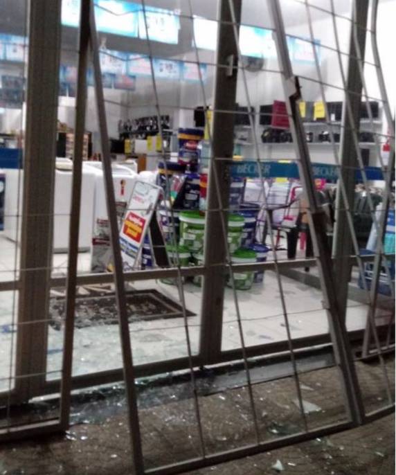 Criminosos arrombam agências bancárias, lotérica e lojas durante a madrugada em Mata - foto 2