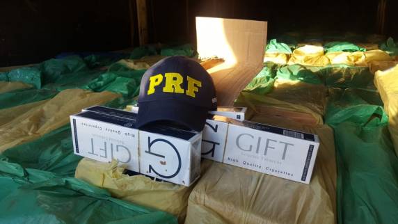 Carreta com 450 mil maços de cigarros contrabandeados é apreendida na BR 101 em Barra Velha - foto 3