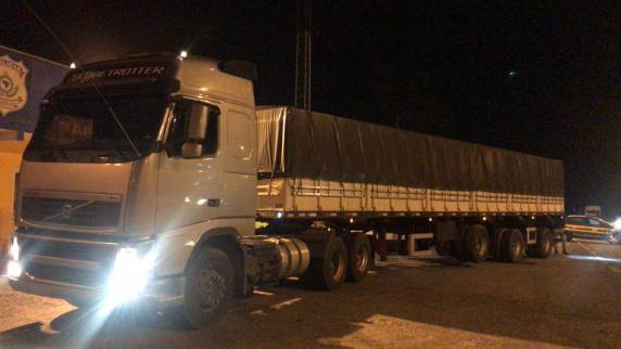 Carreta com 450 mil maços de cigarros contrabandeados é apreendida na BR 101 em Barra Velha - foto 2