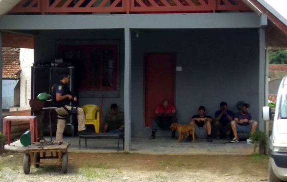 Ação conjunta PRF e PM descobre oficina de adulteração de
veículos e recupera caminhão roubado em Joinville - foto 2