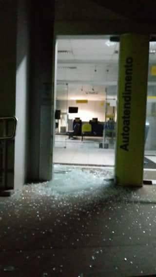 Criminosos arrombam agências bancárias, lotérica e lojas durante a madrugada em Mata - foto 7