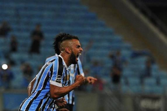 Único gol da partida foi marcado de pênalti, aos 

23 minutos da segunda etapa