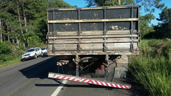 Motorista fica ferido em acidente com ambulância de Santiago e caminhão na BR 287 - foto 2