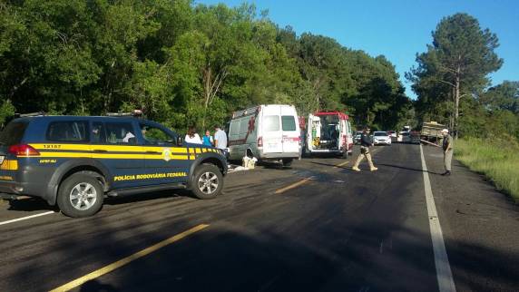Motorista fica ferido em acidente com ambulância de Santiago e caminhão na BR 287 - foto 3