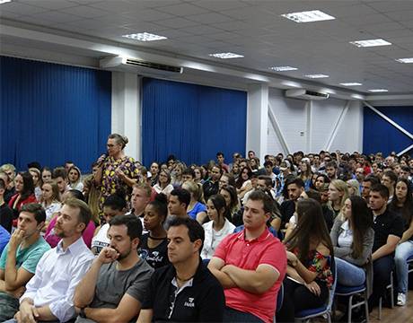 ''Antes do sucesso, tem muita
ralação, fracassos e erros'', conta empresária do ramo metalmecânico em palestra na FAHOR - foto 2