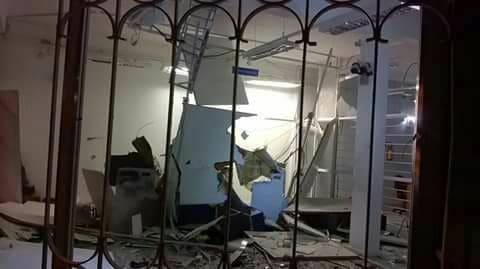 Assaltantes explodem agência bancária em Amaral Ferrador - foto 2