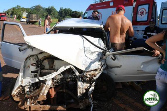 Colisão frontal entre carro e caminhão na ERS-330 em Tronqueiras - foto 2