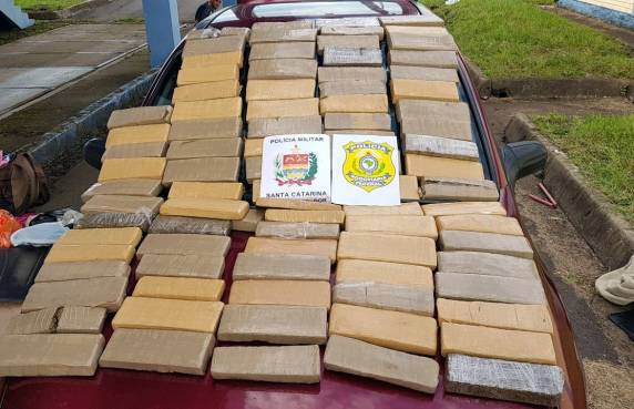 Ação conjunta PRF e PM apreende 50 kg de maconha
escondidos em automóvel na BR 153 em Água Doce - foto 2