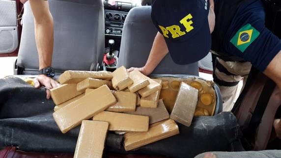 Ação conjunta PRF e PM apreende 50 kg de maconha
escondidos em automóvel na BR 153 em Água Doce - foto 4