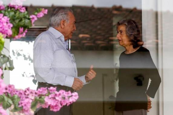 Incluído em dois 

inquéritos no STF, presidente tem estudado, nos últimos dias, formas de reagir à apuração policial