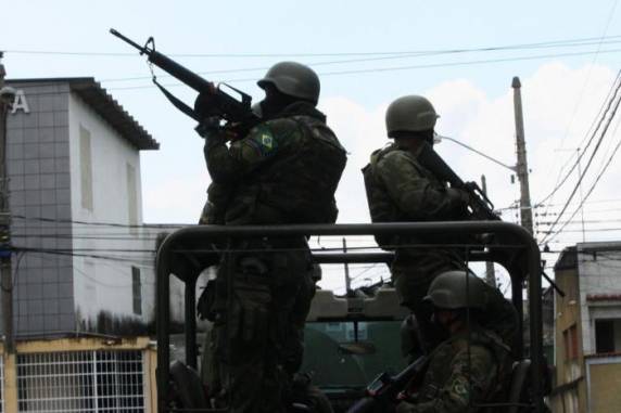De acordo com a Polícia Militar, policiais da Unidade de Polícia Pacificadora da Rocinha 

foram recebidos a tiros por criminosos