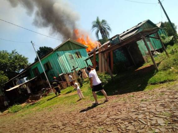Bombeiros controlaram as chamas para que não 

atingissem outras duas casas. Ninguém se feriu