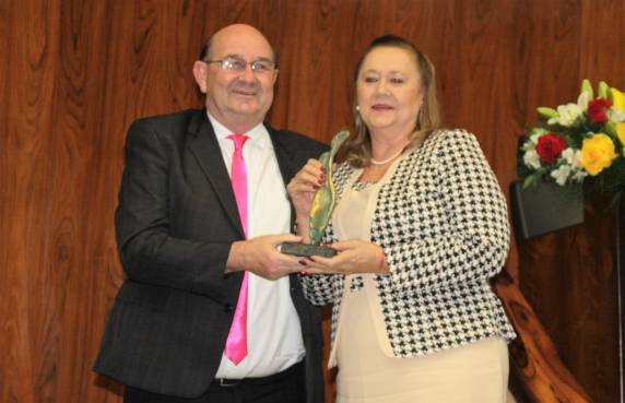 Deputado Classmann entrega Troféu Mulher Cidadã a Mirna
Braucks - foto 2