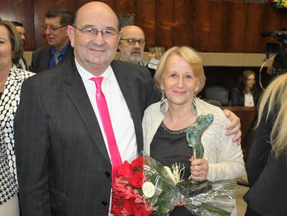 Deputado Classmann entrega Troféu Mulher Cidadã a Mirna
Braucks - foto 3