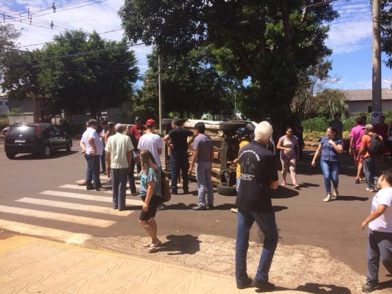 Veículo tomba após colisão no bairro Cruzeiro em Santa Rosa - foto 3