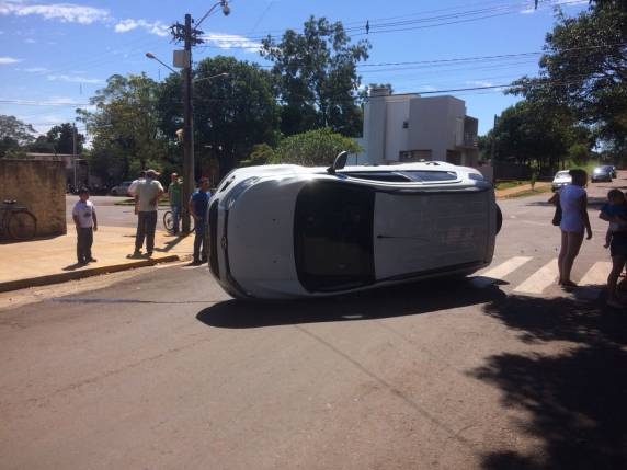 Veículo tomba após colisão no bairro Cruzeiro em Santa Rosa - foto 4