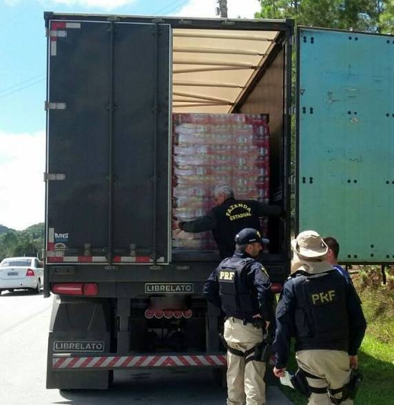 Carreta com bebidas sem nota fiscal é flagrada na BR 282 em
Rancho Queimado - foto 2