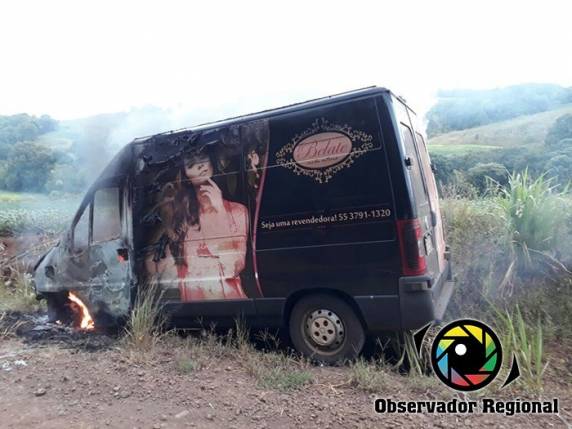 Veículo é encontrado em
chamas no interior de Braga - foto 2