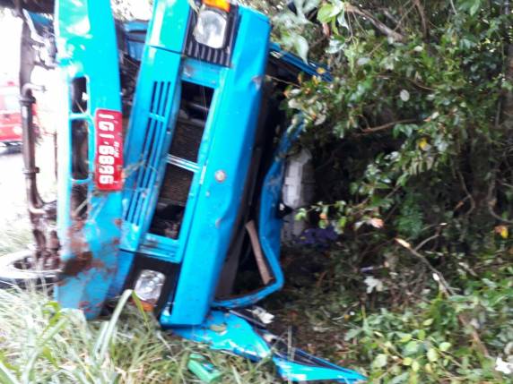 Caminhão tomba e motorista fica ferido na BR 472 em Três de Maio - foto 5