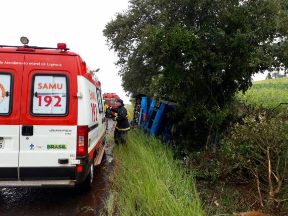 Caminhão tomba e motorista fica ferido na BR 472 em Três de Maio - foto 6