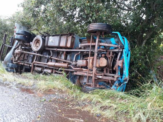 Caminhão tomba e motorista fica ferido na BR 472 em Três de Maio - foto 2