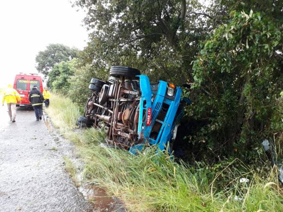 Caminhão tomba e motorista fica ferido na BR 472 em Três de Maio - foto 8