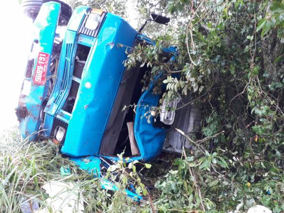 Caminhão tomba e motorista fica ferido na BR 472 em Três de Maio - foto 7