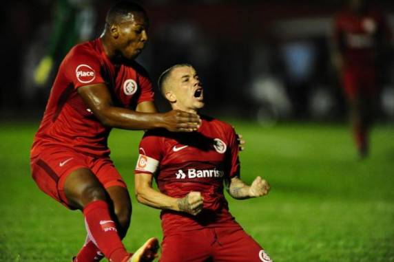 Patrick e D'Alessandro marcaram os gols da equipe de Odair Hellmann