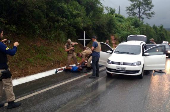 Ação conjunta PRF e
PM prende assaltantes de banco na BR 280 em Rio Negrinho - foto 2