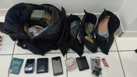 Ação conjunta PRF e
PM prende assaltantes de banco na BR 280 em Rio Negrinho - foto 7