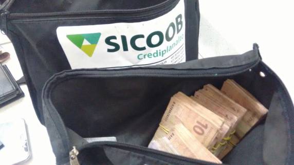 Ação conjunta PRF e
PM prende assaltantes de banco na BR 280 em Rio Negrinho - foto 6