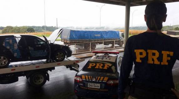 PRF apreende aproximadamente 20 mil maços de cigarros contrabandeados na BR 282 em Flor do Sertão - foto 3