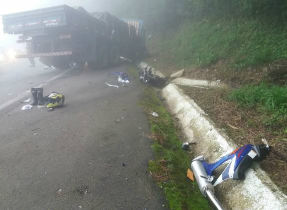 Outro condutor foi levado 

ao hospital em estado crítico. Acidente envolveu duas motos e um caminhão