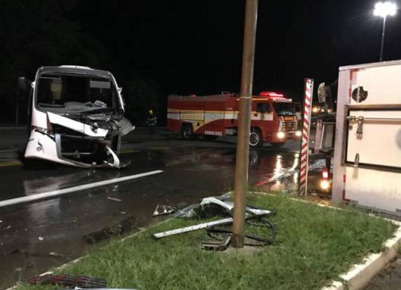 Bombeiros tiveram de cerrar a estrutura da cabine para socorrer motorista do coletivo, que sofreu ferimentos graves