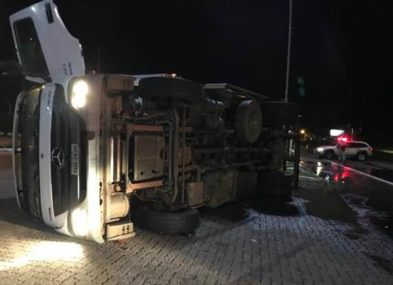 Bombeiros tiveram de cerrar a estrutura da cabine para socorrer motorista do coletivo, que sofreu ferimentos graves