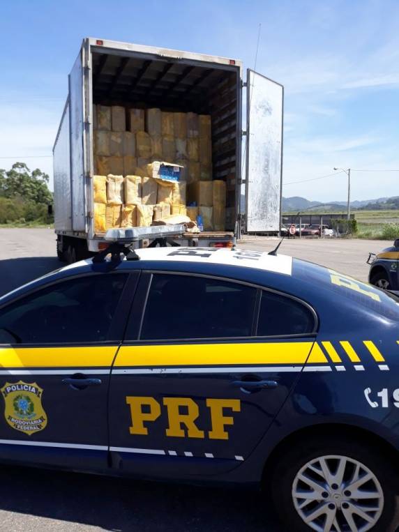 Baú com quase 400 mil maços de cigarros
contrabandeados é apreendido na BR 101 em Tubarão - foto 2