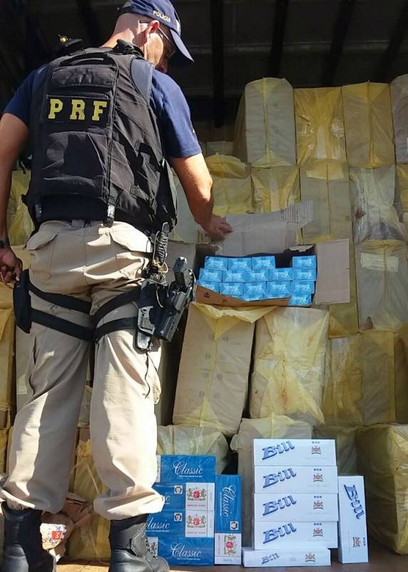 Baú com quase 400 mil maços de cigarros
contrabandeados é apreendido na BR 101 em Tubarão - foto 3
