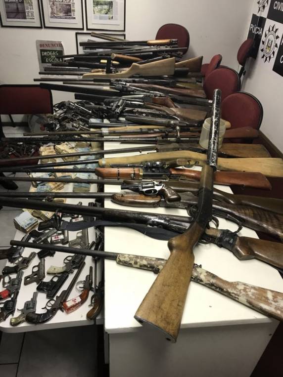Polícia Civil apreende arsenal com mais de cem armas em Alvorada - foto 4